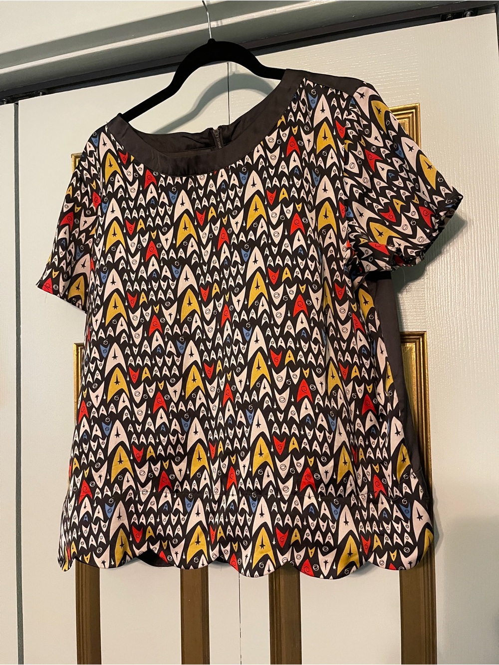 Her Universe  Short Sleeve Star Trek  Shirt Scallop Hem Top - Multicolor